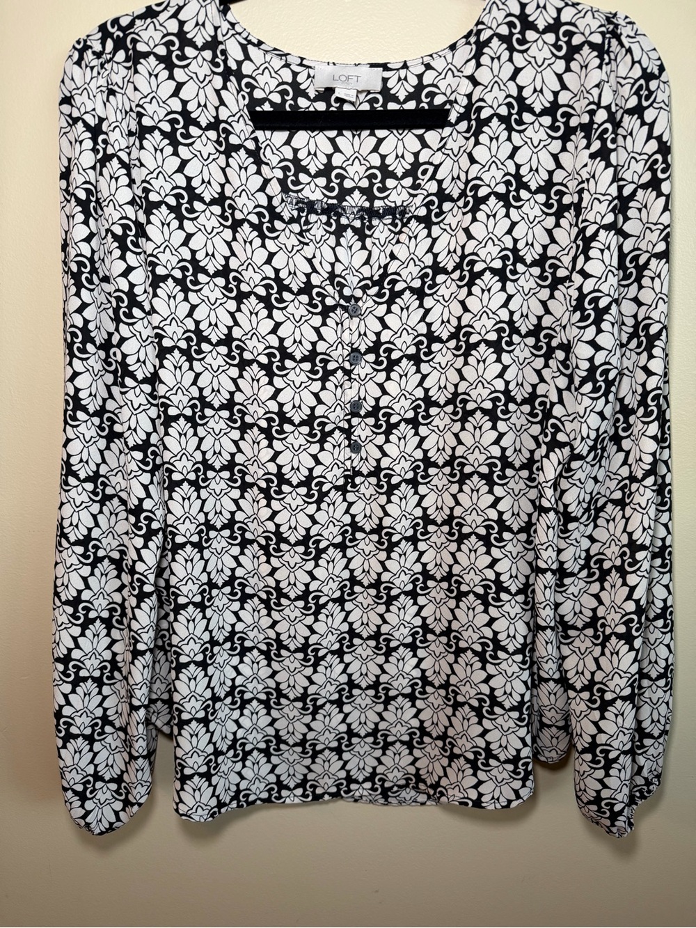 LOFT Outlet Large Black White Floral Print Long Sleeve Henley Blouse Top